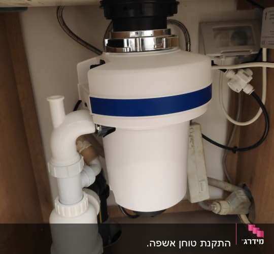 מערכת סינון מים מתחת לכיור עם צינורות פלסטיק